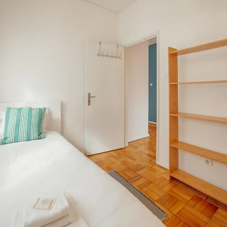 Summer Espinho Flat By Vacationy شقة