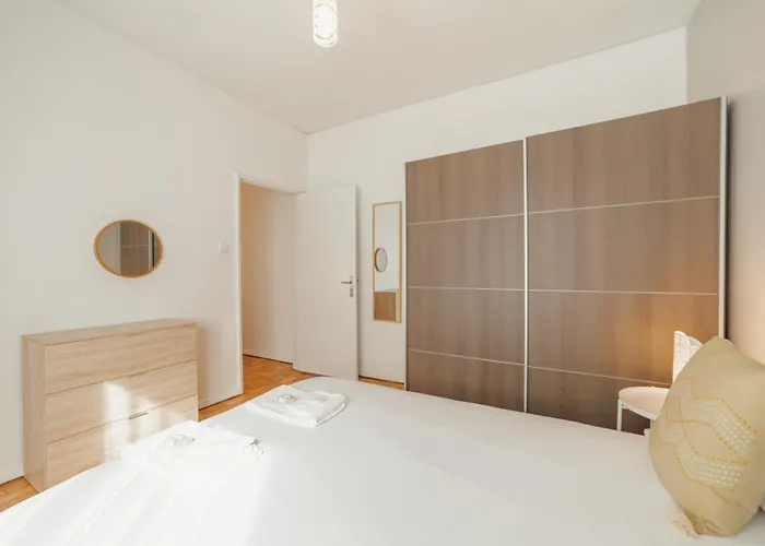 Summer Espinho Flat By Vacationy